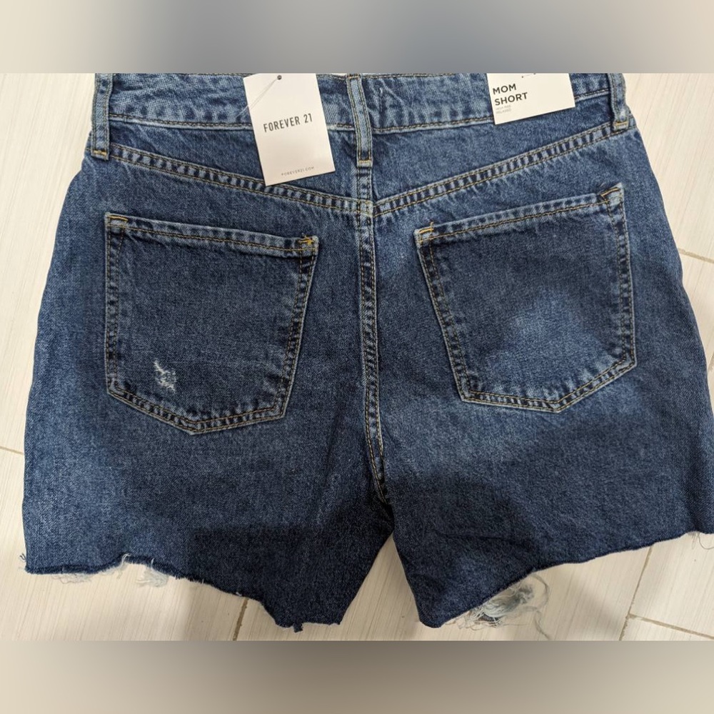 Forever 21 Mom Shorts. Blue Jean High Rise Relaxed. Women’s size 29 - Picture 2 of 5